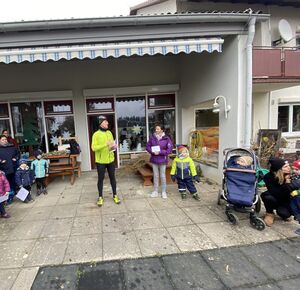 Markus „Max“ Strinz und Kindergartenleiterin Carolin Gräber im Kindergarten Vollmaringen bei der Scheckübergabe